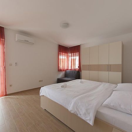 Apartments Villa Klara Baska Voda Bagian luar foto
